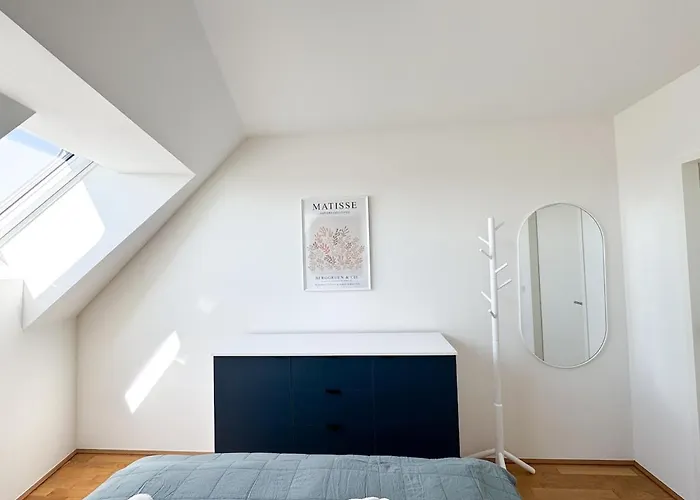 Modern & Spacious 2br With Balcony דירה *