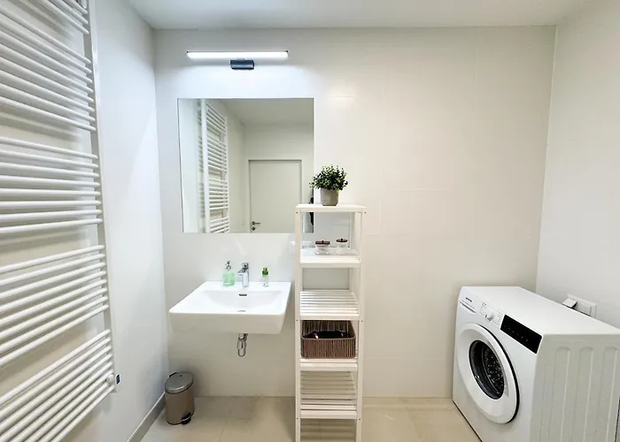 Modern & Spacious 2br With Balcony דירה