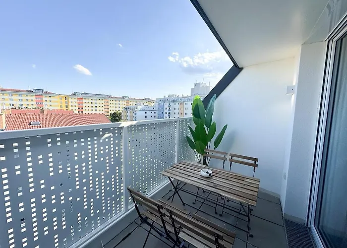 Modern & Spacious 2br With Balcony וינה